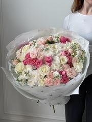 Гранд букет из кустовых пионовидных роз, маттиолы, ранункулюсов, нарциссов и диантусов