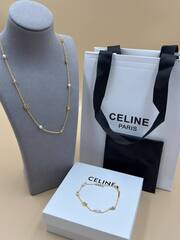 kole-cepochka-celine-s-minipodveskami-v-vide-logotipa-i-zhemchugom