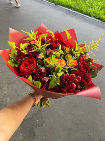 Букет микса роз, хризантем и амаранта