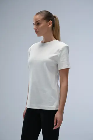 Футболка с акцентным плечом