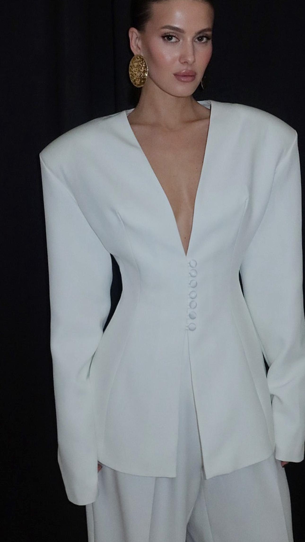 Пиджак приталенный с объемными плечами