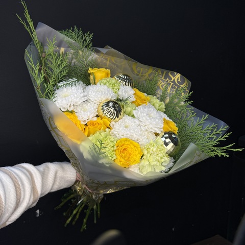 Букет с новогодними шариками, хризантемой и розами