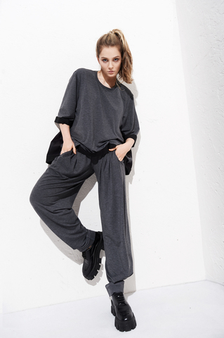 Футболка удлиненная из хлопкового трикотажа и хлопка.