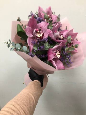 Букет с орхидеей