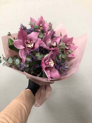 Букет с орхидеей