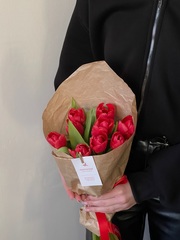 Кулек из тюльпанов красного цвета доступен к заказу с 3.03.2026