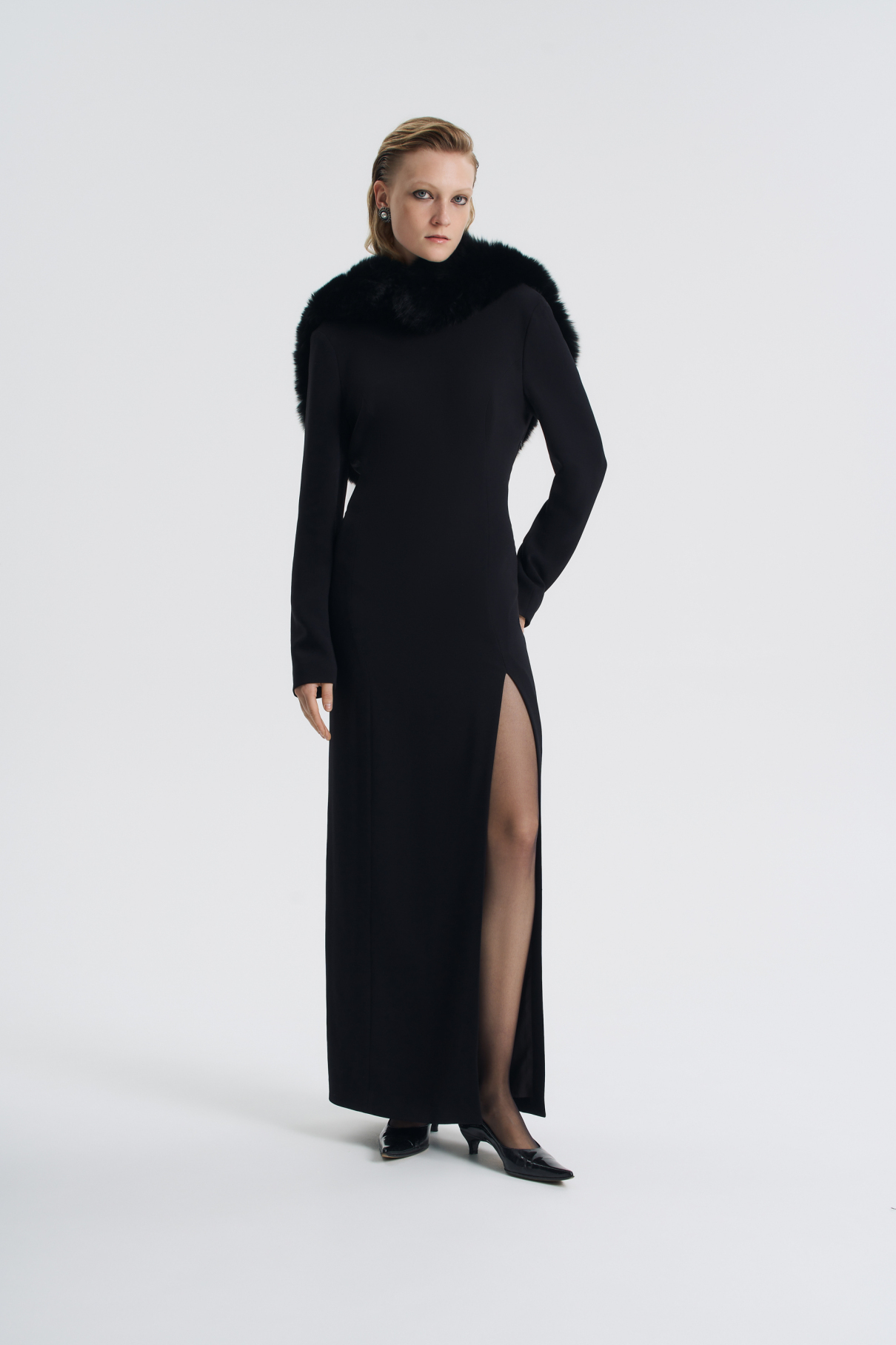 Платье в пол с вырезом на спине