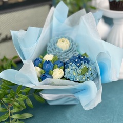 Букет из творожных капкейков: три вкуса в изумрудной палитре