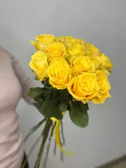 15 желтых роз под ленту (60см)