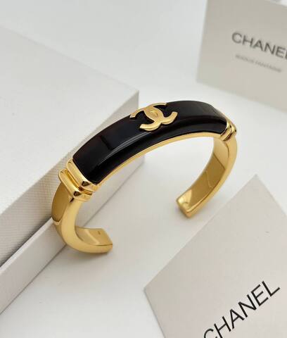 Браслет Chanel с черной вставкой