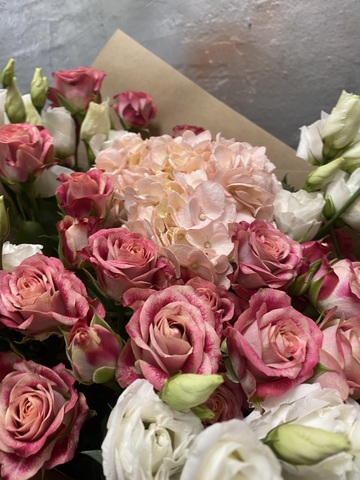 Букет Чувства из гортензии, кустовой розы и эустомы