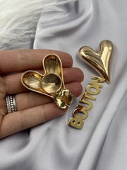 Накладка на пуговицу золотистая в форме массивного сердца