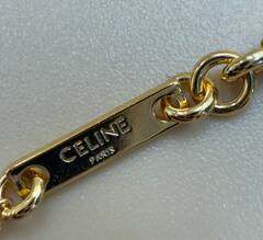 kole-cepochka-celine-s-minipodveskami-v-vide-logotipa-i-zhemchugom