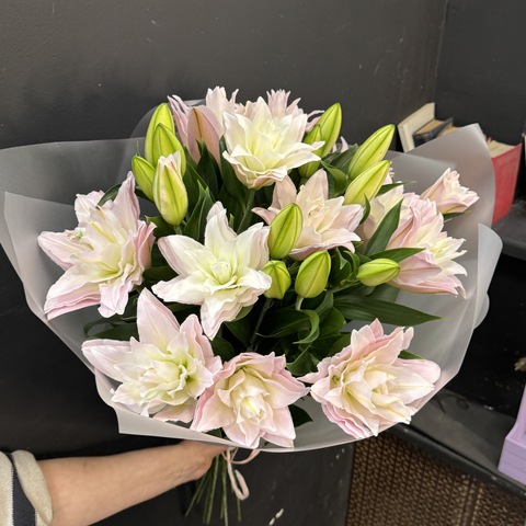 Монобукет из 9 махровых лилий