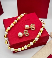 20353 -Серьги-пусеты Valentino с подвеской из жемчуга