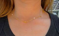 kole-cepochka-celine-s-minipodveskami-v-vide-logotipa-i-zhemchugom