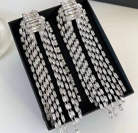 sergi-klipsy-dlinnye-alexandra-rich-s-kristallami-swarovski