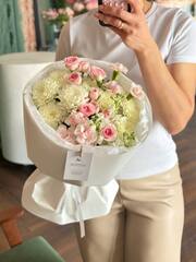 Букет из хризантемы, диантусов, кустовой розы и маттиолы