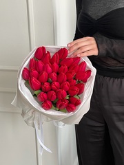 Букет из 35 красных тюльпанов доступен к заказу с 3.03.2026