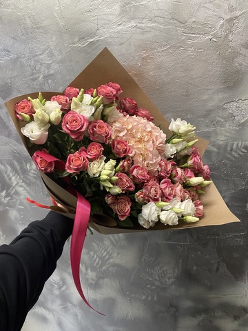 Букет Чувства из гортензии, кустовой розы и эустомы