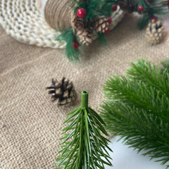 Еловая ветка, еловая лапка искусственная зеленая, декор зимний 13,5 см., набор 30 штук.
