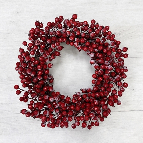 Венок из красных ягод 45см ChristmasDeLuxe заснеженный