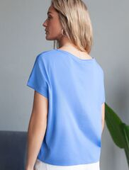 Футболка с V-вырезом и цельнокроеным рукавом из премиального хлопка  D49.100 (120033)