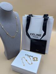 kole-cepochka-celine-s-minipodveskami-v-vide-logotipa-i-zhemchugom