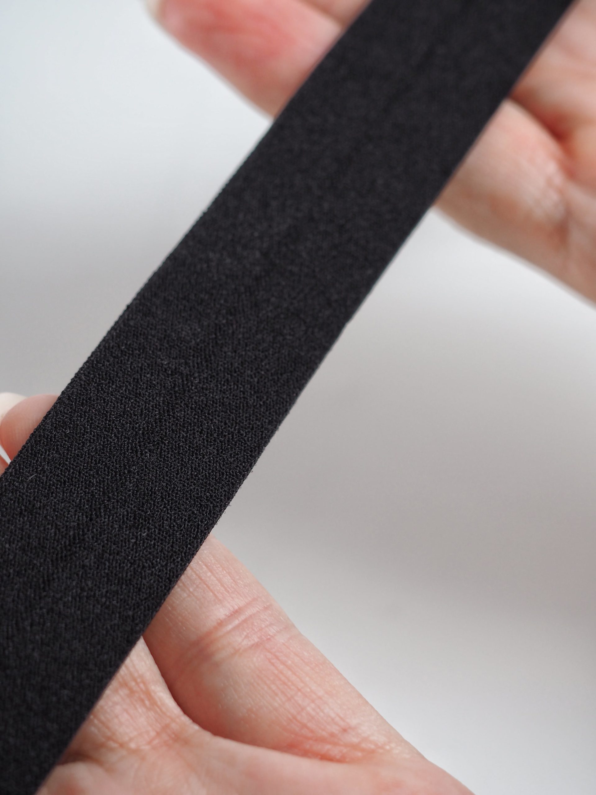 Бейка эластичная черная матовая ширина 20 мм