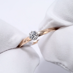 018493-pomolvochnoe-kolco-iz-zolota-s-fianitom