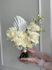 Свадебный букет из дельфиниума, диантусов, одноголовых роз и антуриума