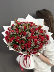 Букет из красной кустовой розы