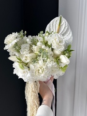 Свадебный букет из белых диантусов, маттиолы, тюльпанов и антуриума