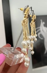 73344-sergi-yellow-eye-v-stile-schiaparelli-s-podveskami-iz-rechnogo-zhemchuga