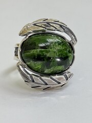 Лирата (кольцо с хромдиопсидом)