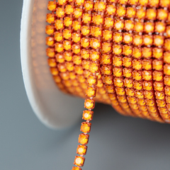 Матовая стразовая цепь, 2мм, оранжевый кристалл в оранжевых цапах