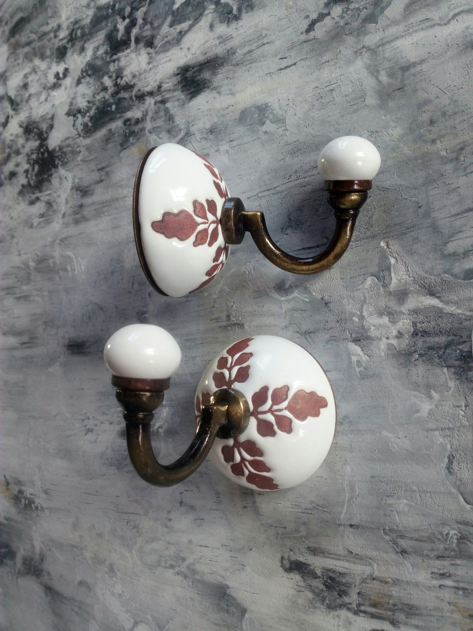 Крючок керамический белый с цветочным орнаментом