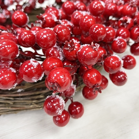 Венок из красных ягод 45см ChristmasDeLuxe заснеженный
