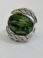 Лирата (кольцо с хромдиопсидом)