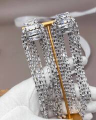 sergi-klipsy-dlinnye-alexandra-rich-s-kristallami-swarovski