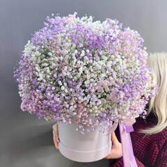 Композиция с цветной гипсофилой