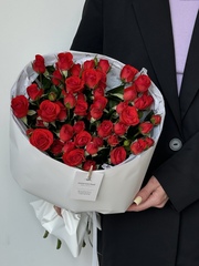 Букет моно из кустовых роз 9 шт в красном оттенке