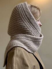 Описание по вязанию капюшона спицами "Flow"