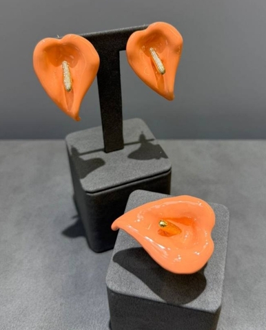 83273-nabor-ukrashenij-cvetok-kally-s-cvetnoj-ehmalyu-sergi-kolco