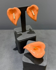 83273-nabor-ukrashenij-cvetok-kally-s-cvetnoj-ehmalyu-sergi-kolco