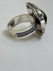 Лирата (кольцо с хромдиопсидом)