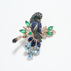 740216 - Брошь ПОПУГАЙ из золота с миксом полудрагоценных камней