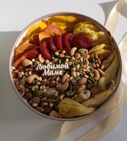 Орехи и сухофрукты в круглой коробке