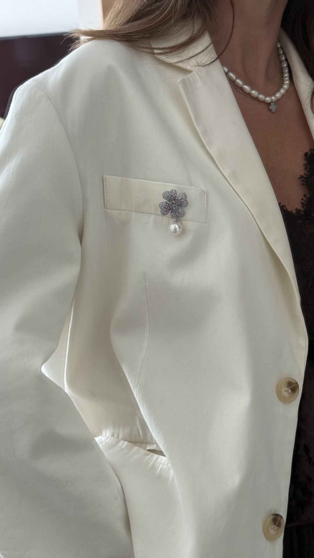 Брошь в виде клевера с подвеской