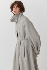 Объемное пальто светло-серого цвета в елочку